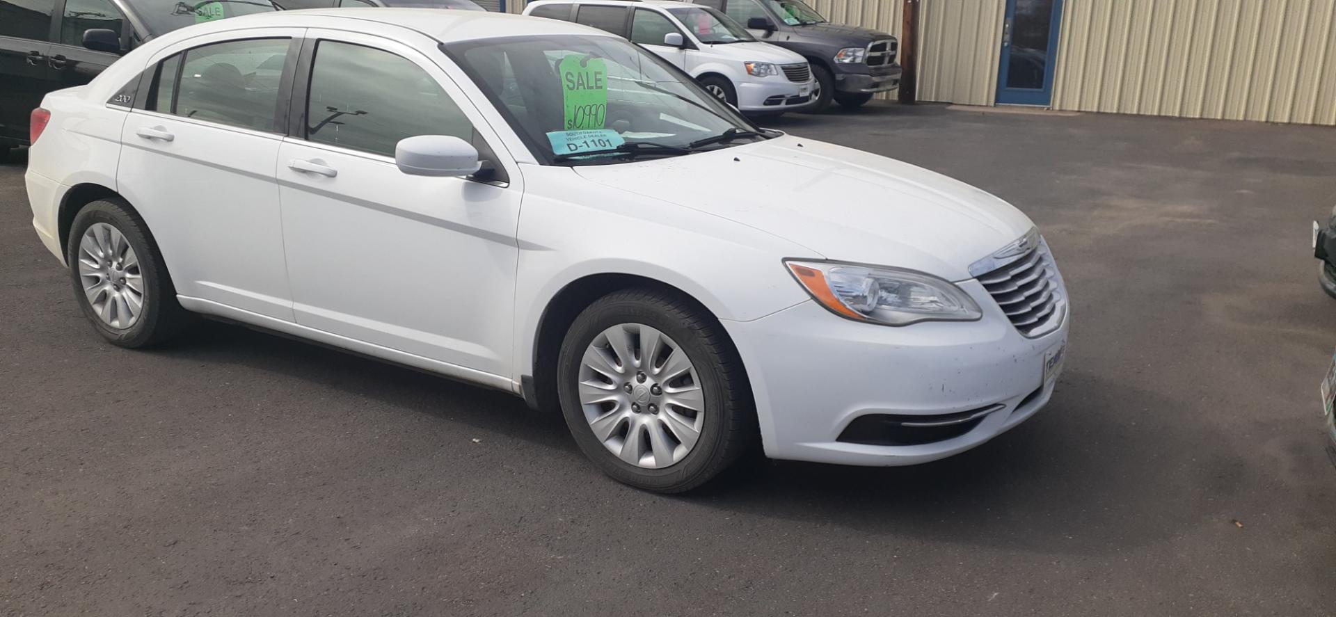 2013 Chrysler 200 (1C3CCBAB6DN) , located at 2015 Cambell Street, Rapid City, SD, 57701, (605) 342-8326, 44.066433, -103.191772 - CARFAX AVAILABLE - Photo#5